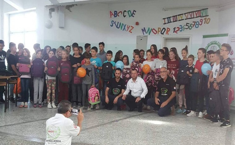 IHH nga Holanda përmes fondacionit “ALSAR”, shpërndan 900 çanta për shkollat në Bujanoc