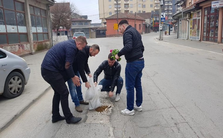 Aktivistë të Partisë Demokratike vendosin lule në rrugët me gropa të qytetit në Bujanoc