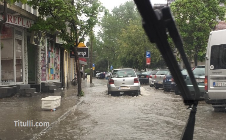 Shiu vështirëson qarkullimin në rrugët e Bujanocit (video)