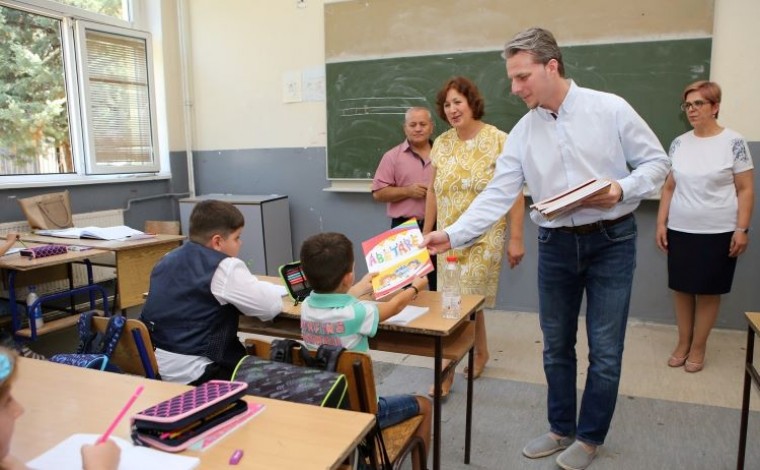Komuna e Preshevës shpërndan abetaren për nxënësit shqiptar