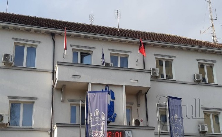 Komunat Bujanoc dhe Preshevë vënë flamurin kombëtarë shqiptarë në objekte   