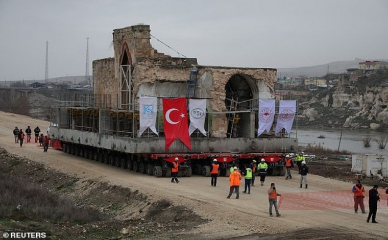 Turqia zhvendos xhaminë 609-vjeçare