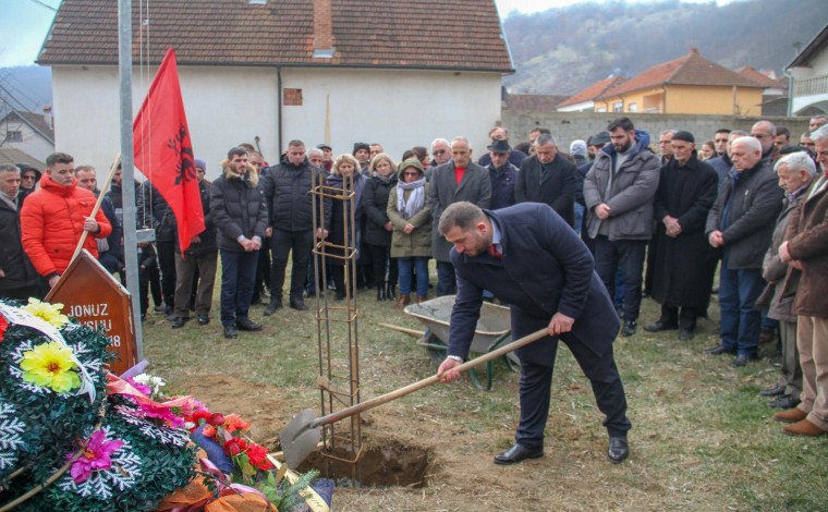 Vendoset gurthemeli i pllakës përkujtimore të Jonuz Musliut (video)