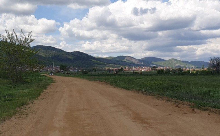 QHM: Tokat e fshatit Miratoc dhe Llojan po ndahen me tel për thurrje (lista e emrave)