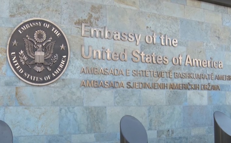 Ambasada amerikane në Prishtinë: Të mundësohet personelit t’i monitoroj komunitetet e prekura