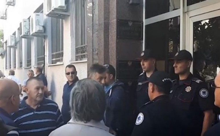 Tentohet puq në Mal të Zi, numër i madh i forcave speciale rrethojnë institucionet (video)