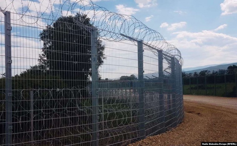 Preshevë: Fotografitë e para të gardhit me tela gjemborë në kufirin Serbi-Maqedoni e V.