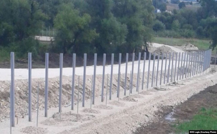 Serbia vendos tela me gjemba afër Preshevës në kufirin me Maqedoninë e Veriut (video)