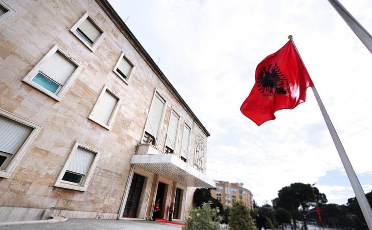 Gent Cakaj pas Medvegjës thotë se qeveria shqiptare financon librari në Uqin