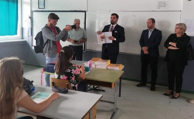 KKSH filloi më shpërndarjen e librave për shkollat shqipe, aksioni vazhdon