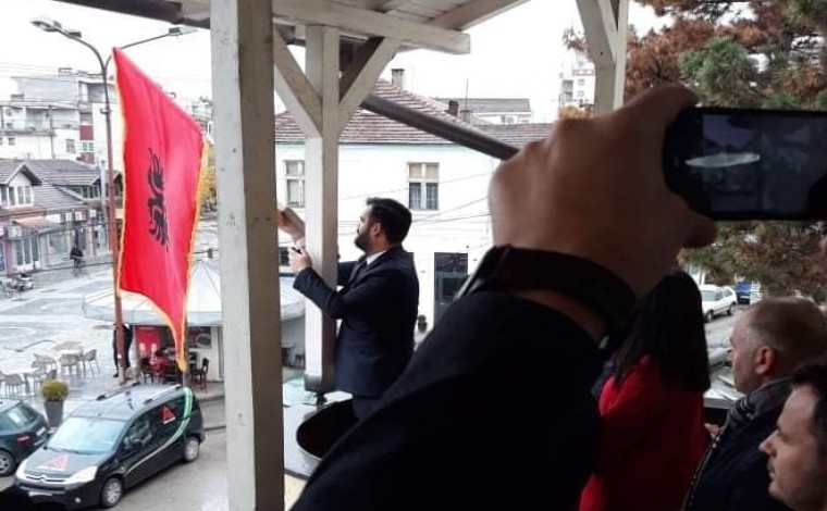 Vendosi flamurin kuqezi, padi ndaj Ragmi Mustafit në Bujanoc