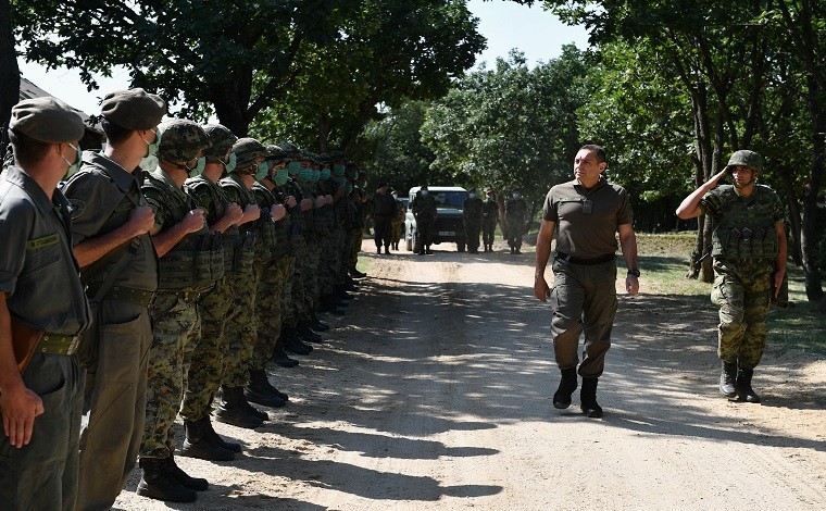 Ministri Vulin viziton bazën ushtarake “Dobrosin” në Bujanoc: Garantues i paqes dhe sigurisë
