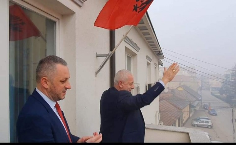 Arifi vendos flamurin kombëtar në godinën e komunës në Bujanoc, s'ka aktivitete festive