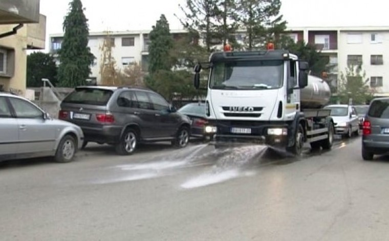 NP "Komunalia" pastron rrugët me ujë në Bujanoc (video)