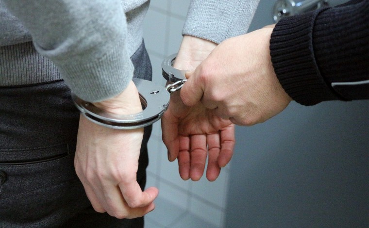 Policia arreston një qytetarë në Bujanoc me dyshimin trafikim të armëve dhe narkotikëve