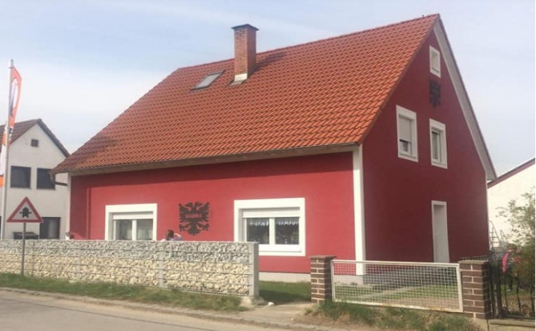 Shtëpia e mërgimtarit nga Presheva në Gjermani me flamurin kuq e zi