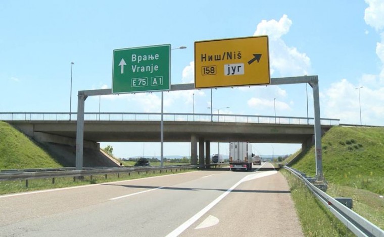 Në autostradën Nish-Vrajë u plaçkiten 10 mijë euro 2 shqiptarëve