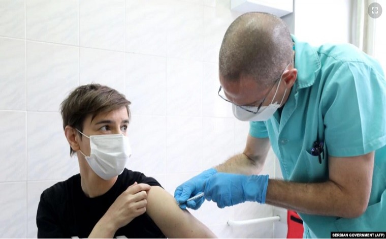 Qytetarët në Serbi mund të zgjedhin vaksinën kundër Covid-19, fillon regjistrimi online