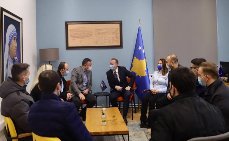 Ministri i Kosovës,  Armend Zemaj pret specializantët mjekësorë të Luginës