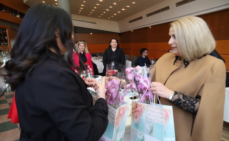 Gruaja e Presidentit Thaçi,  surprizohet me fotografinë dhuratë nga Presheva për 8 Mars (foto)