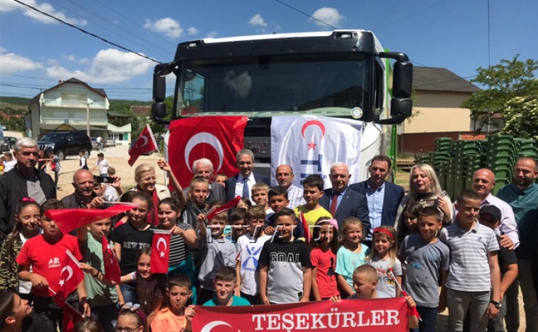Ambasadori i Turqisë viziton Bujanocin, dhuron kamion turk me kilometrazh 00 (video)