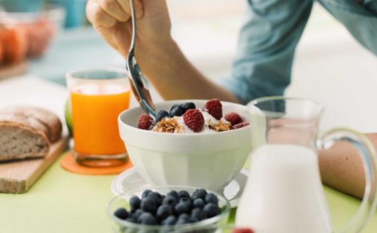 Çfarë duhet të hamë për mëngjes dhe cilat janë ushqimet që na rëndojnë