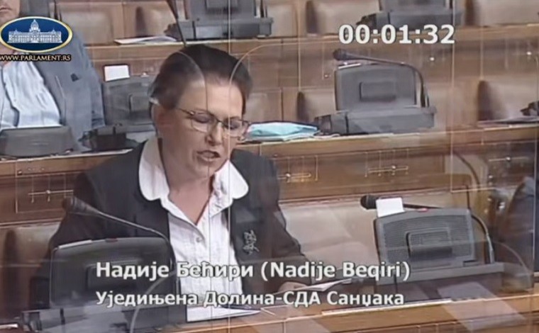 Deputetja shqiptare, Nadije Beqiri i drejtohet në kuvend me 3 pyetje presidentit Vuçiq (video)