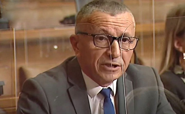 Deputeti "opozitar" kërkon në Parlament që Serbia ta ndryshojë Kushtetutën për çështjen e Kosovës (video)