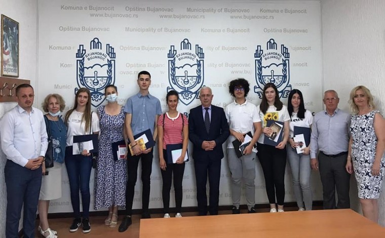 Komuna e Bujanocit ndan mirënjohje për 8 nxënësit maturantë shembullor (foto)