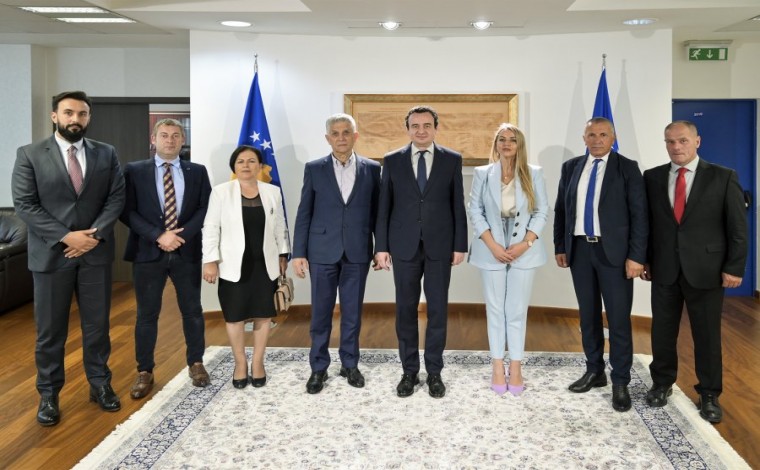 Deputetë shqiptarë e boshnjakë të Serbisë vizitojnë Kosovën, Qeveria thotë se ata e njohin pavarësinë