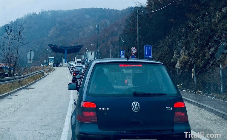 Kolona deri në 800 metra te Dheu i Bardhë për të hyrë në Kosovë