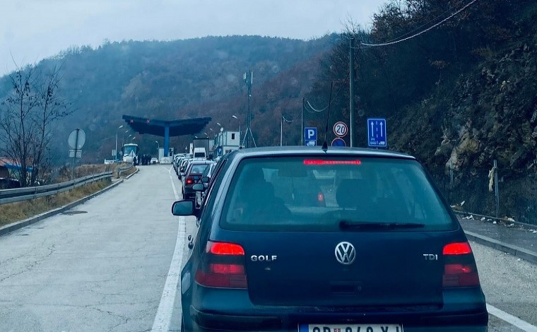 Vuçiq me kërcënim për situatën në Kosovë: Bllokimi i kalimeve administrative me shqiptarët në jug,  jo zgjidhje?