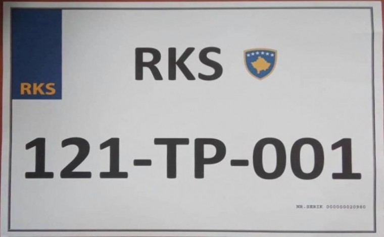 Fillon reciprociteti: Kështu duken tabelat e përkohshme të Kosovës që po iu vendosen veturave nga Serbia