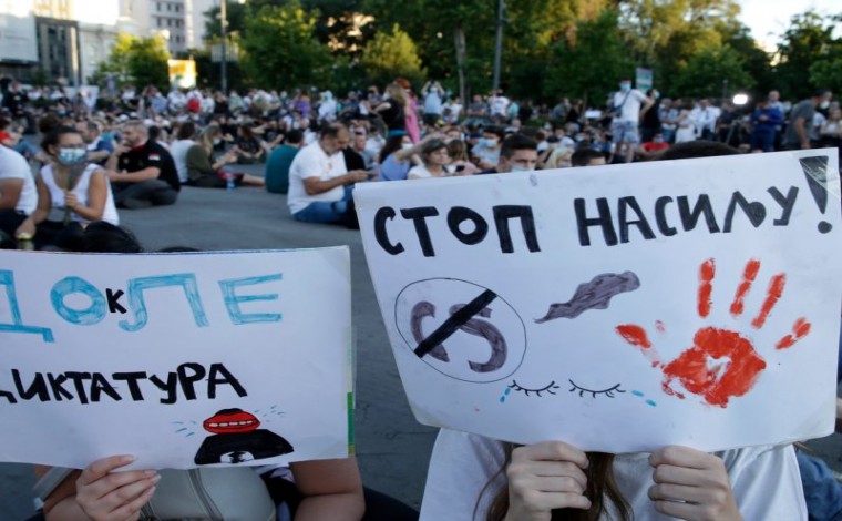 Serbia mes 10 vendeve me rënien më të madhe në botë të demokracisë