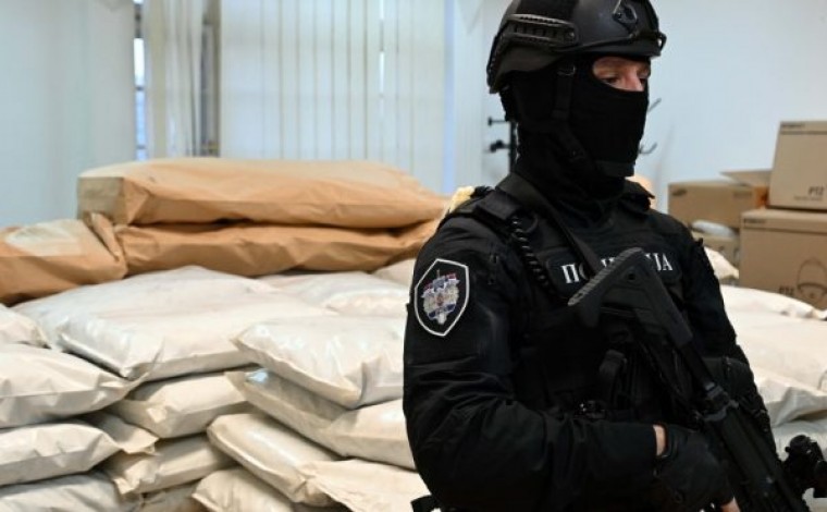 Nga Shqipëria në Serbi: Sekuestrohen 300 kg drogë në Tërnoc, arrestohen 5 persona (video)