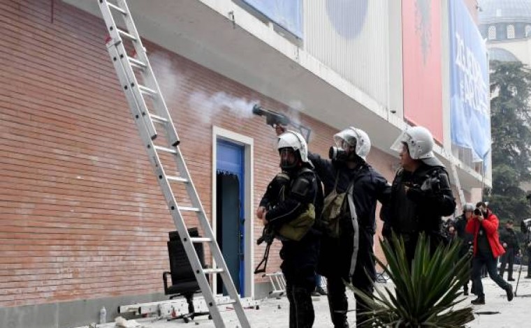 Beteja për selinë e PD: Përfundon protesta në Tiranë pas ndërhyrjes së Policisë (video)