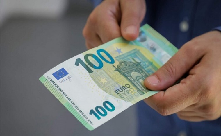 Serbia po shpërndan nga 100 euro për të rinjt, Vuçiq deklaron se në qershor marrin përsëri 100 € të tjera