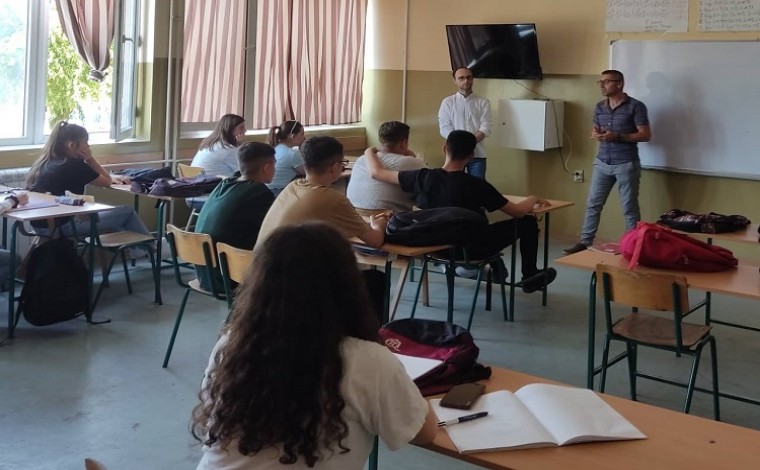 Nxënësve të shkollës së mesme në Bujanoc i prezantohen këshilla për edukimin medial (video)