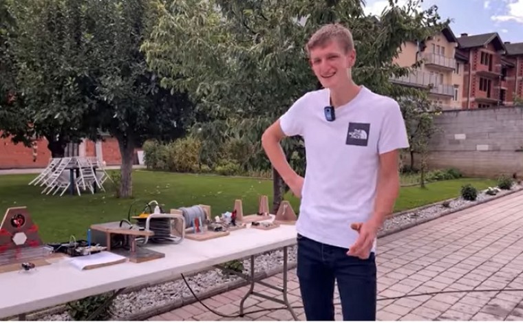 Artin Dauti, gjeniu 17-vjeçar nga Tetova që ndërton makineri me pjesë të vjetra (video)