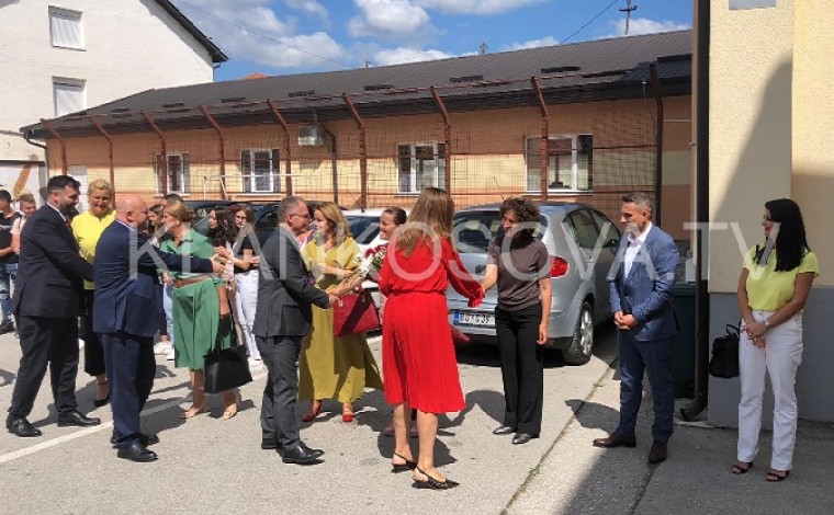 Tekstet e dërguara për nxënësit e Luginës, Nagavci e Bislimi marrin mirënjohje nga shkolla e Tërnocit (foto&video)