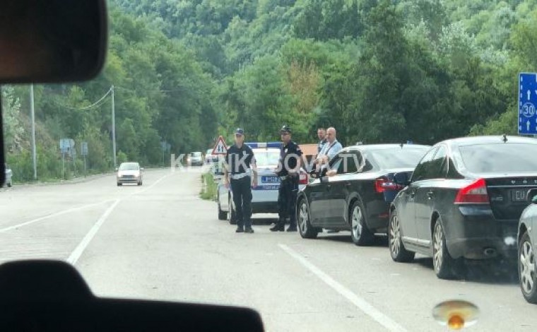 Policia e Serbisë e pret delegacionin e Kosovës tek Dheu Bardhë