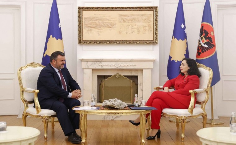 Osmani takohet me avokatin e Popullit, diskutojnë për të drejtat e shqiptarëve në Luginë