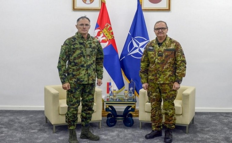 Komandanti i KFOR-it takohet me shefin e Shtabit të Ushtrisë së Serbisë