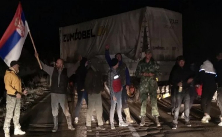 Mbyllet pikëkalimi kufitar në Merdare, shkak të vendosjes së barrikadave në Serbi