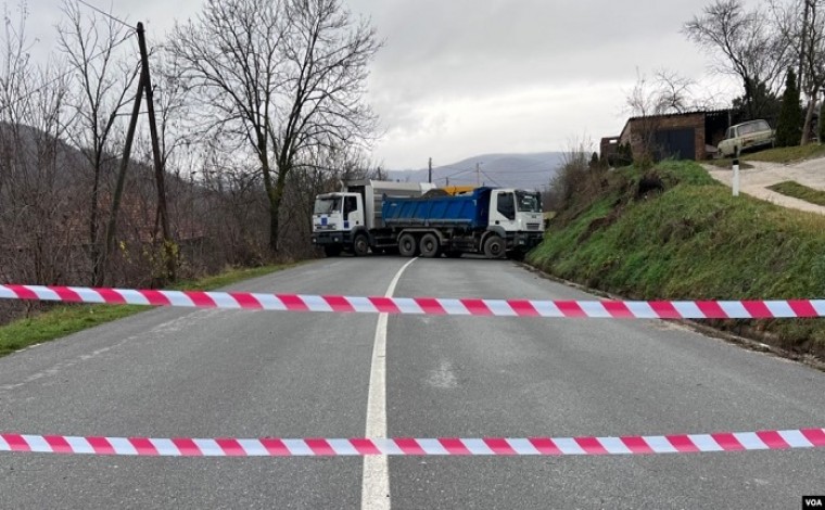 Rrugët në veriun e Kosovës mbahen të bllokuara (video)