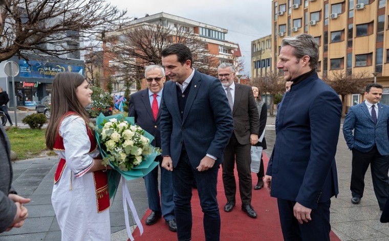 Shqiprim Arifi priti ngrohtësisht kryebashkiakun e Tiranës, Erion Velijaj (foto&video)