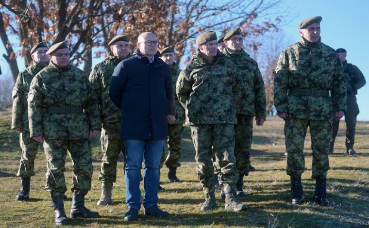 Ministri i Mbrojtjes dhe shefi i Ushtrisë së Serbisë vizitojnë bazën në “Dobrosin’ të Bujanocit