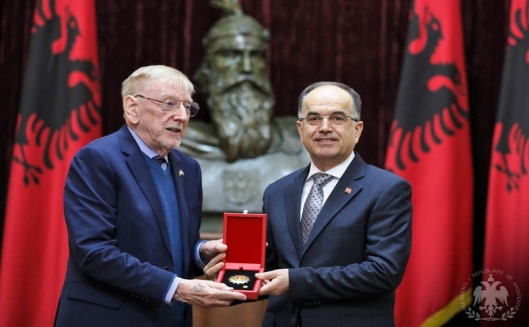 Presidenti i Shqipërisë nderon Walkerin me medaljen “Kalorësi i Urdhrit të Flamurit”