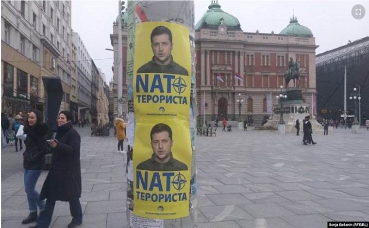 Në Beograd shfaqen posterë ku thuhet se Zelensky "është terrorist i NATO-s"
