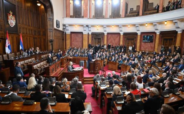 Përplasje në Kuvendin serb rreth Kosovës (video)